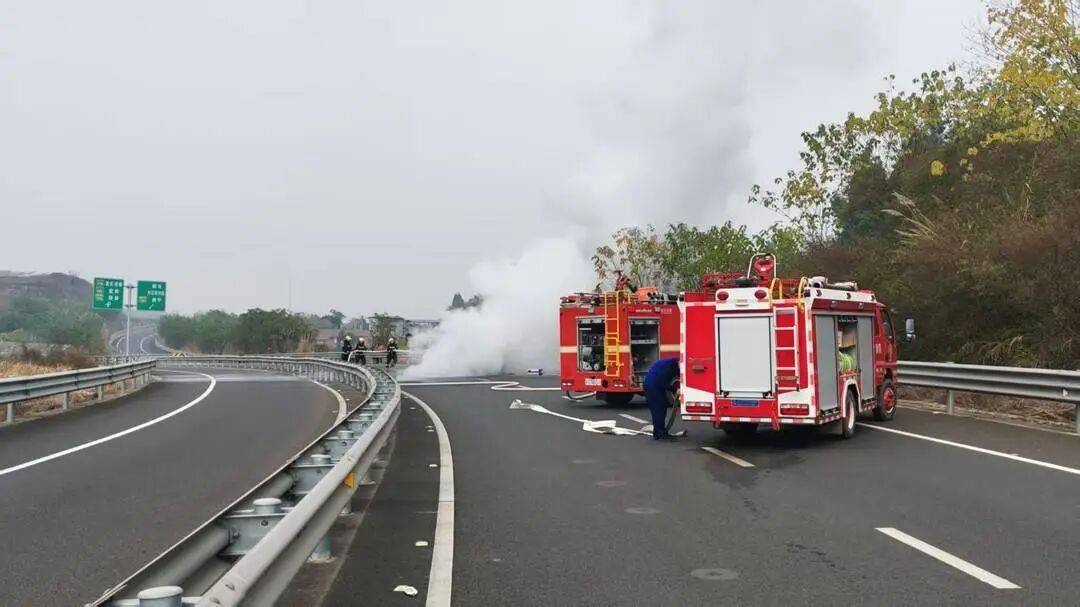 四川高速上一汽车突发自燃!车内两人闻到异味后果断弃车<strong></p>
<p>比特儿交易平台</strong>,成功逃生