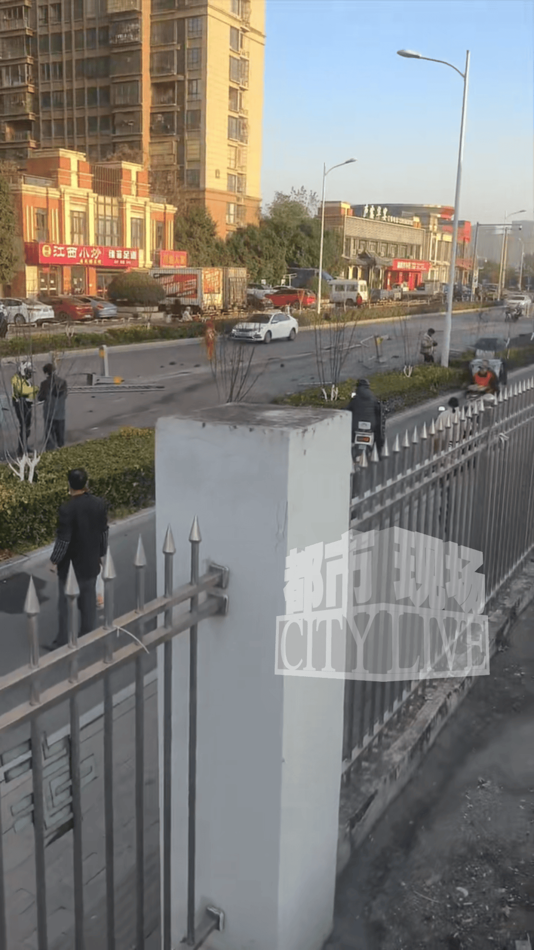 安徽一小米SU7撞翻几十米护栏<strong></p>
<p>比特儿交易平台</strong>,目击者称车辆前轮脱落后才刹停,当地交警回应