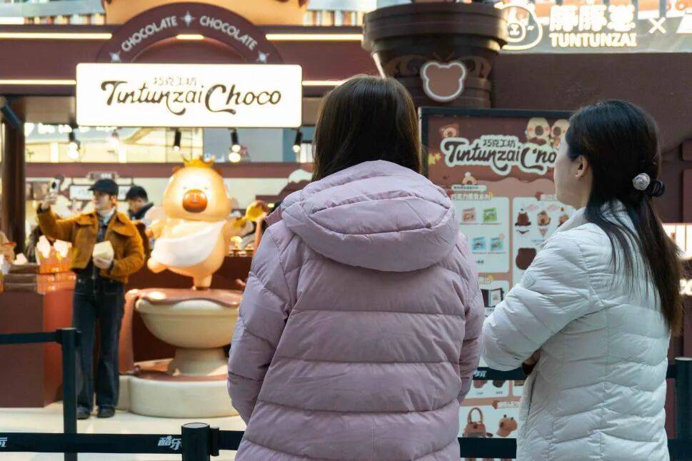 “排骨羽绒服”翻红：从老气“奶奶装”到冬季穿搭顶流