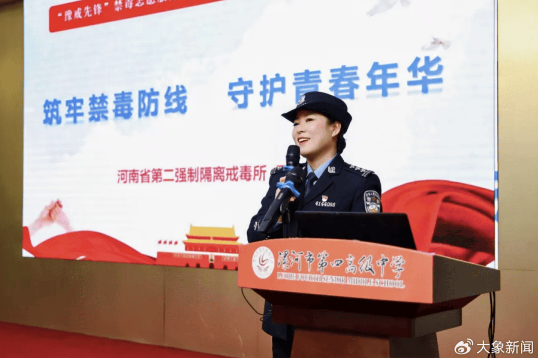 河南一男子街头挥刀乱刺<strong></p>
<p>下载比特儿</strong>，被休假女警一脚踢落凶器！女警面部缝合30余针，手套被血浸透