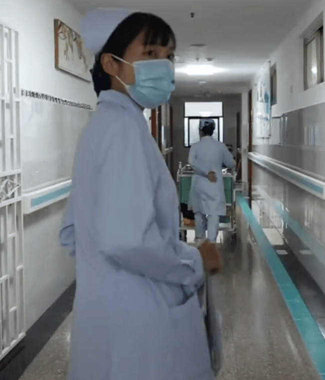 张水华辞职后携老公直播秀恩爱<strong></p>
<p>比特儿网站</strong>，称白岩松是自己恩人