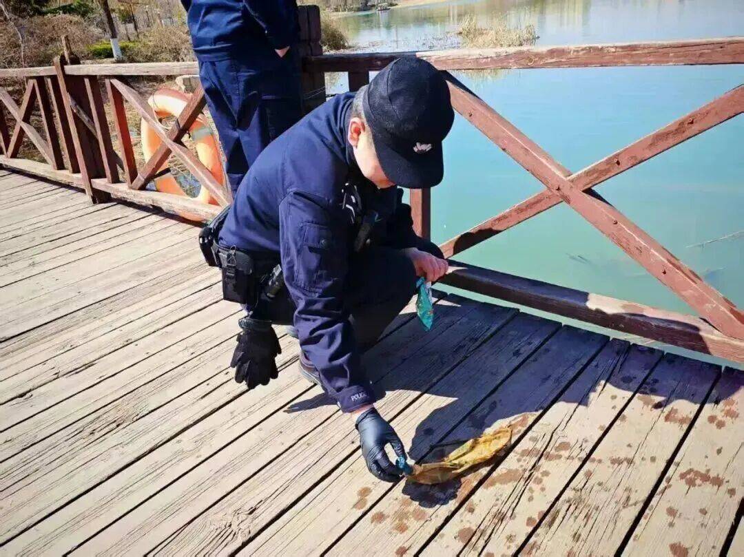 在公园游玩发现子弹<strong></p>
<p>比特儿服务器请求失败</strong>，果断报警！淄博这两名小学生，真棒！